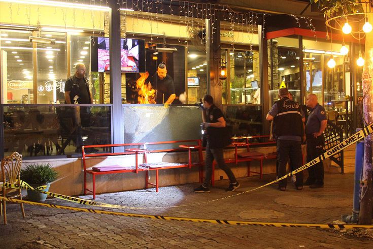 Kebapçıya kurşun yağdırdılar: Yemek yiyen 4 kişi yaralandı