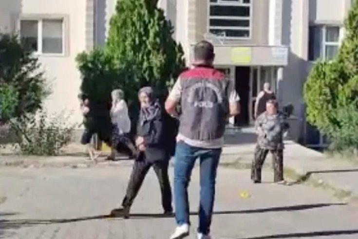Edirne'de emekli polis, tartıştığı komşusu ile eşi ve çocuğunu tabancayla vurdu