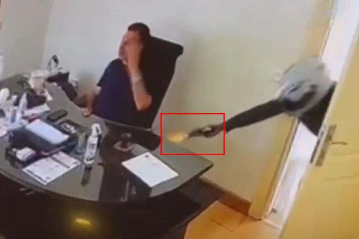 Görüntü Maalesef Türkiye'den! Kapıyı açıp peş peşe tetiğe bastı