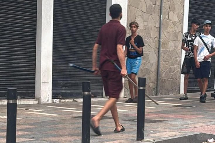 İspanya'ya kaçak giren Faslı göçmen, elinde kılıçla görüntülendi