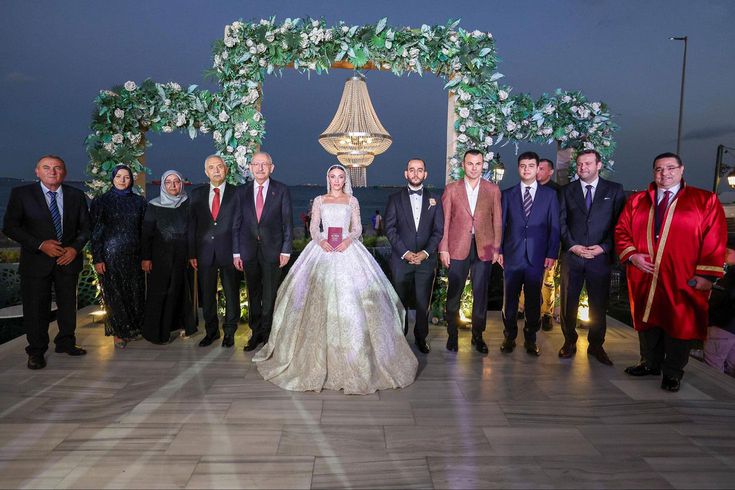 Kılıçdaroğlu, AK Parti Milletvekili Seyithan İzsiz ile birlikte nikah şahitliği yaptı