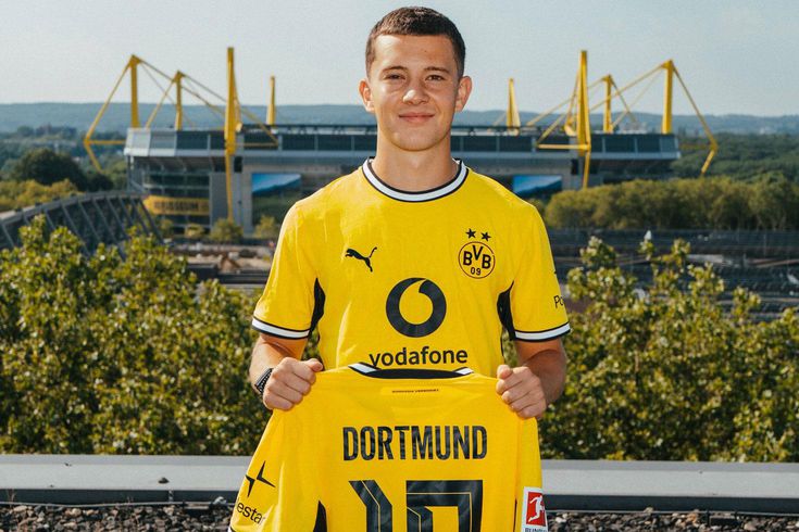 Dortmund'dan 18 yaşındaki yıldıza servet! Çuval çuval para verip formayı giydirdiler