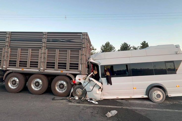 Mevsimlik işçi minibüsü tıra çarptı: 19 yaralı