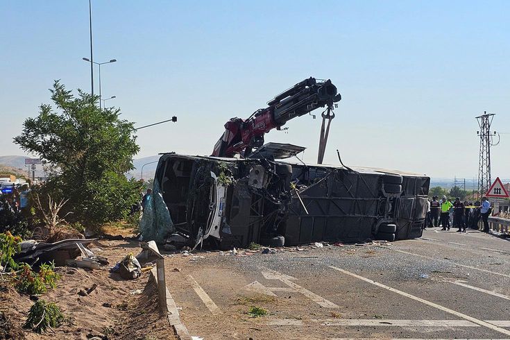 Kayseri’de yolcu otobüsü yan yattı, kazada 20 kişi yaralanırken 1 kişi hayatını kaybetti