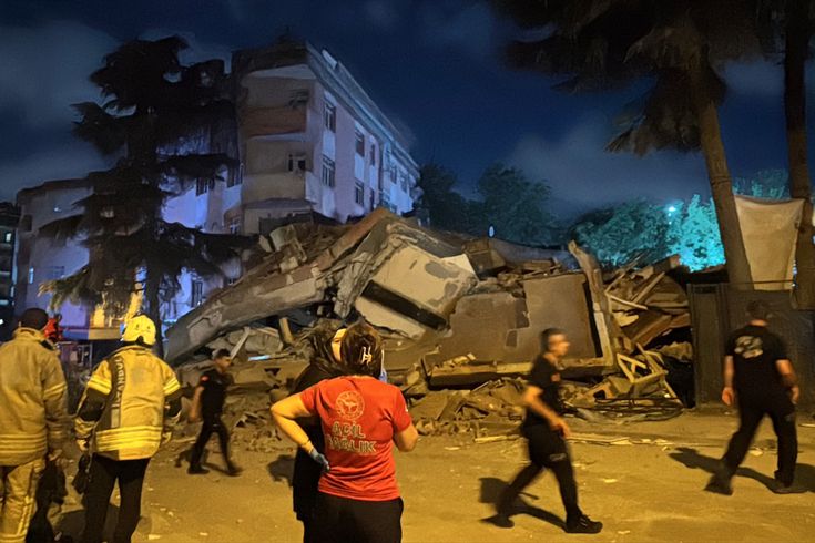 انهار مبنى من 6 طوابق في باغجيليفلر