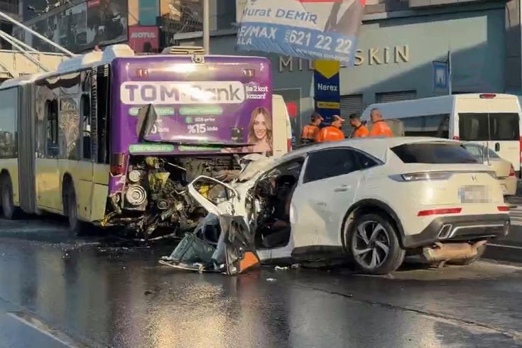 Otomobil İETT otobüsüne çarptı! 3 kişi hayatını kaybetti
