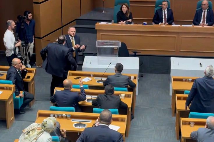 Üsküdar Belediyesi'nde olaylı seçim! 6 CHP'li AK Parti adayına oy verdi, kavga çıktı