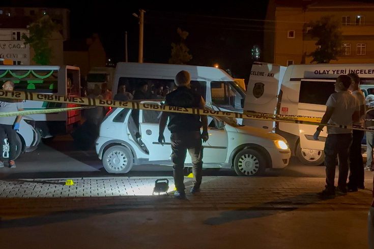 Yol kenarındaki otomobilde bir kadın ölü, bir kişi ağır yaralı halde bulundu