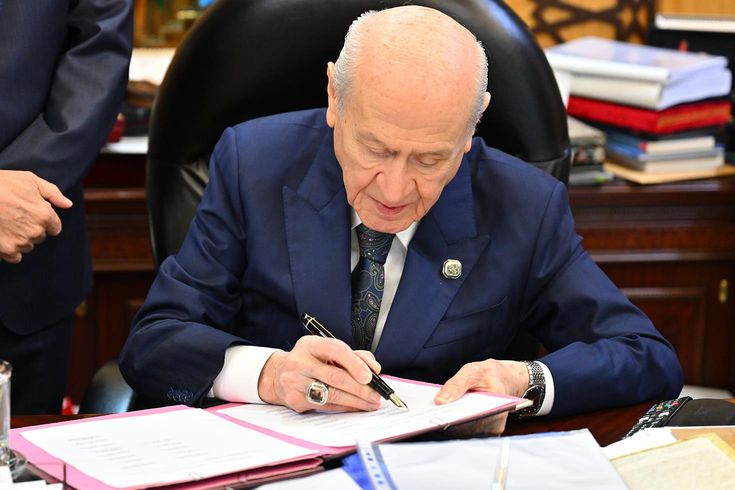 Bahçeli'nin ilk imzacısı olduğu teklifte MHP'den fire var! İşte imzalamayan o isim
