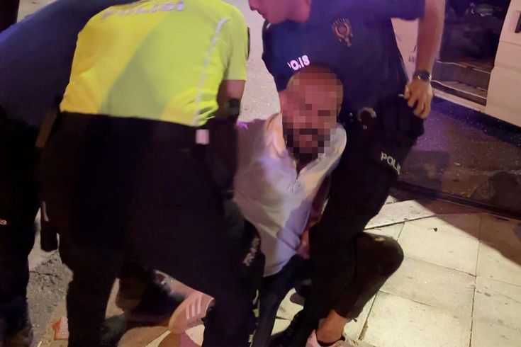 Alkollü sürücünün oyunu ortaya çıkınca polislere küfür yağdırdı