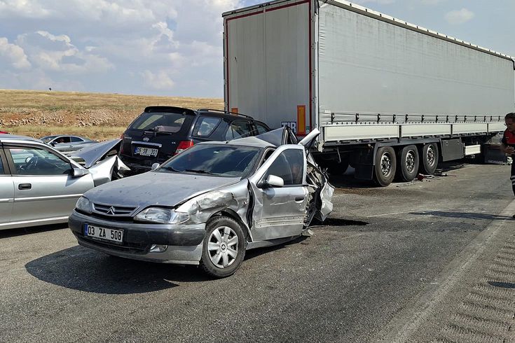 Anız yangını nedeniyle görüş mesafesi düştü; 13 araç birbirine girdi