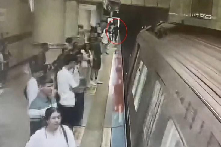 Görme engelli genç metro raylarına düştü: Dehşet anları kamerada