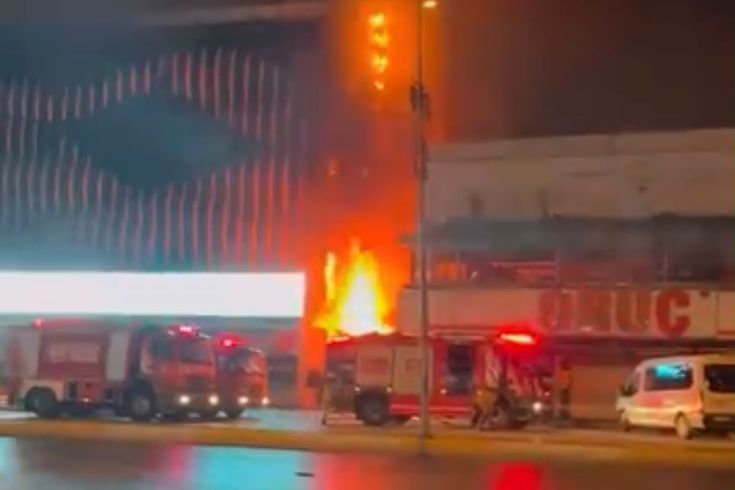 AVM'de korkutan yangın: İçeride başlayan alevler binayı sardı