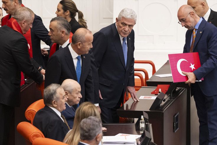 Bahçeli ile Dervişoğlu arasında soğuk rüzgarlar: Yan yana oturup tokalaşmadılar