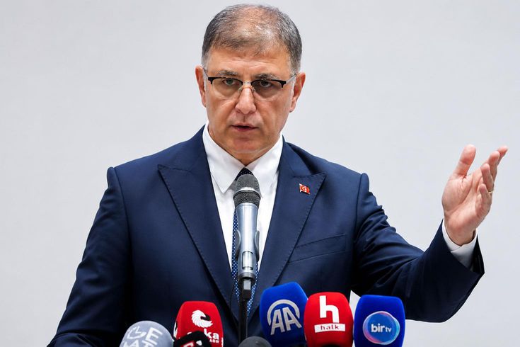 İzmir Büyükşehir Belediye Başkanı Cemil Tugay ayrıldığı CHP'nin WhatsApp grubuna yeniden eklendi