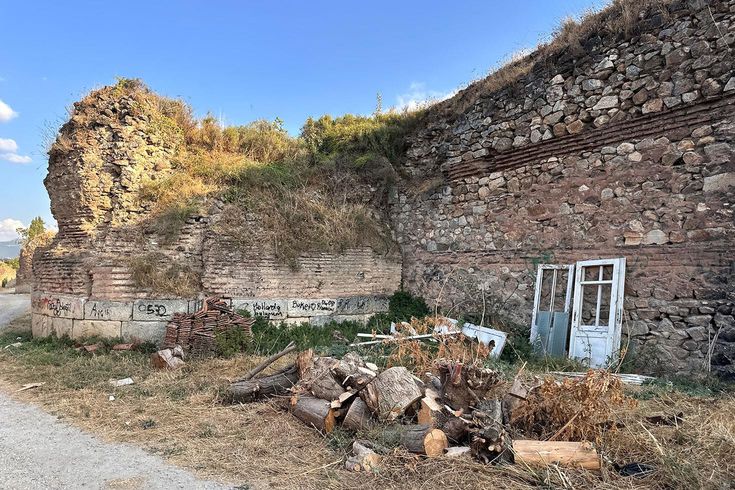 UNESCO listesindeki tarihi İznik surlarına çirkin saldırı