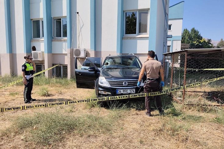 Kalp krizi geçiren adam hastane bahçesinde can verdi
