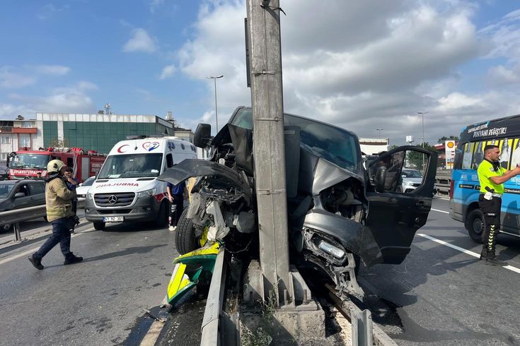 Yaz Kuran kursu öğrencilerini taşıyan araç direğe tosladı, 5'i ağır 13 çocuk yaralandı