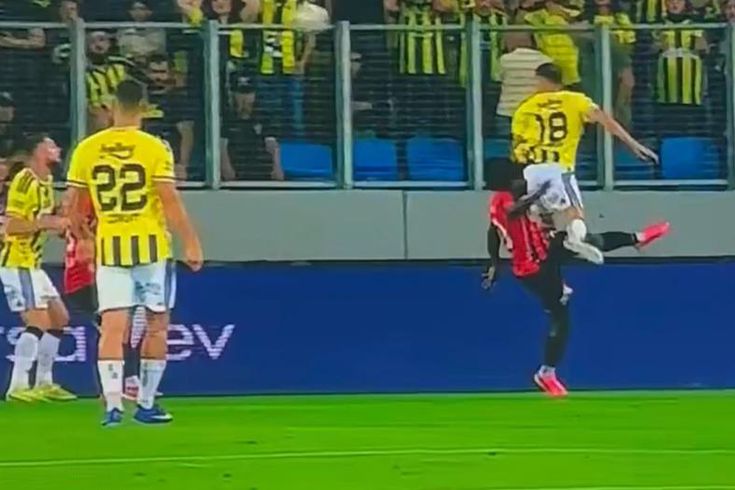 Trio'dan Fenerbahçe'nin penaltı beklediği pozisyonlar için olay yorum