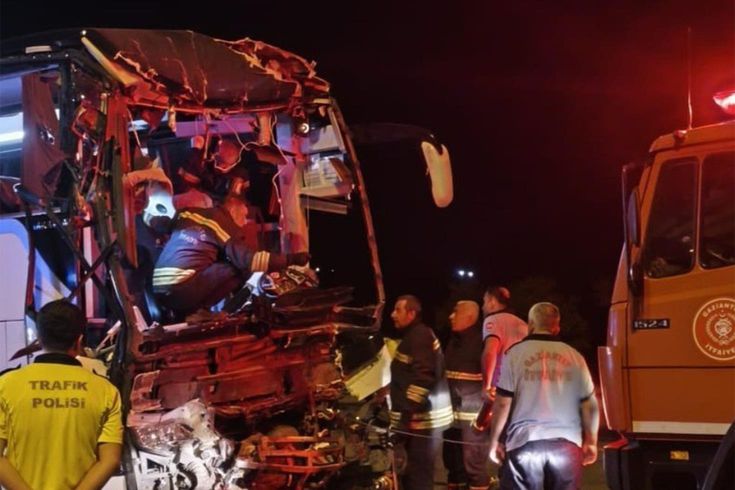 Gaziantep'te otobüs tırla çarpıştı: 2 ölü, 22 yaralı