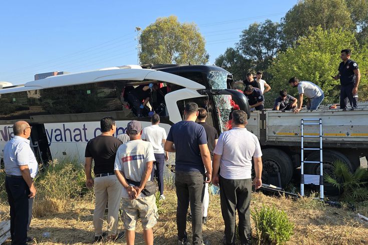 Milas'ta tur otobüsü tıra çarptı: 2 ölü, 8 yaralı