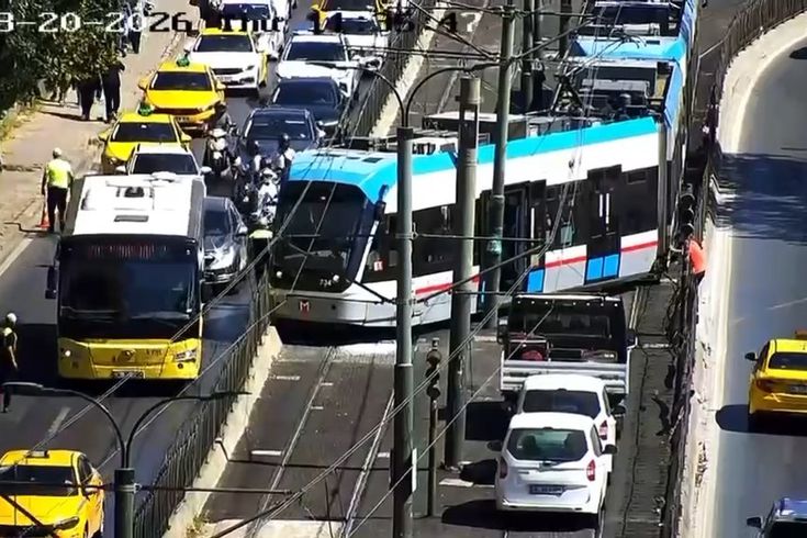 Tram derailed in Beyoglu: Passengers evacuated