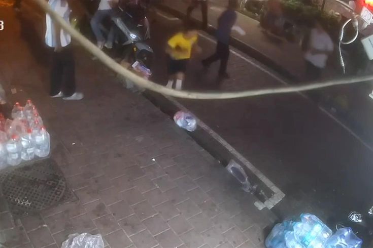 Fatih'te midyeciyle tartışan şüpheli, kavgayı ayırmaya çalışan midyecinin kız kardeşini bıçakladı