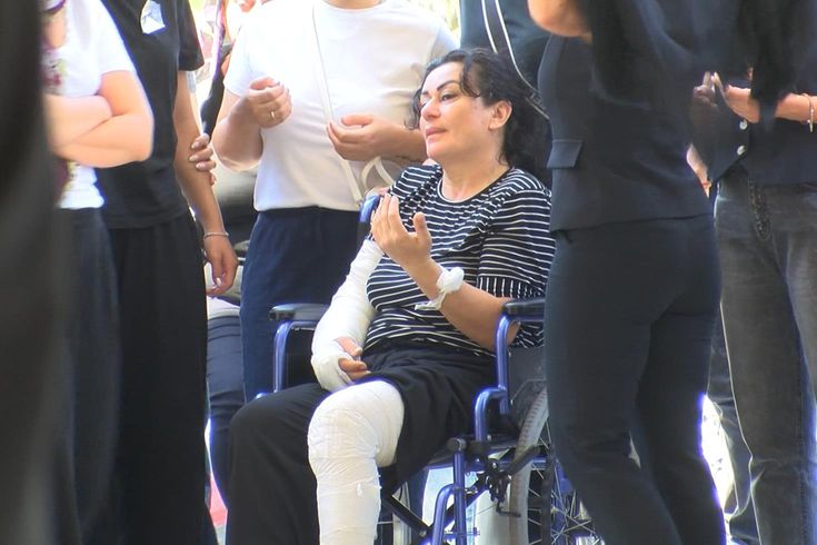 Eşiyle oğlu katledildi, kendisi yaralı kurtuldu: Ailesini böyle uğurladı