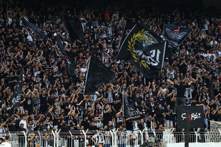 Maç 3-0 olduğu anda Dolmabahçe'de tüm tribünler aynı sesle inledi