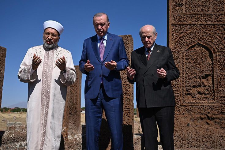 Cumhurbaşkanı Erdoğan ve Devlet Bahçeli, Ahlat Selçuklu Kabristanı'nı ziyaret etti
