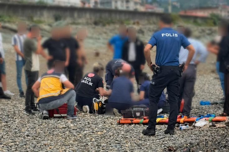 Two siblings who entered the sea in Rize were swept away by the waves, breaking the family's heart.
