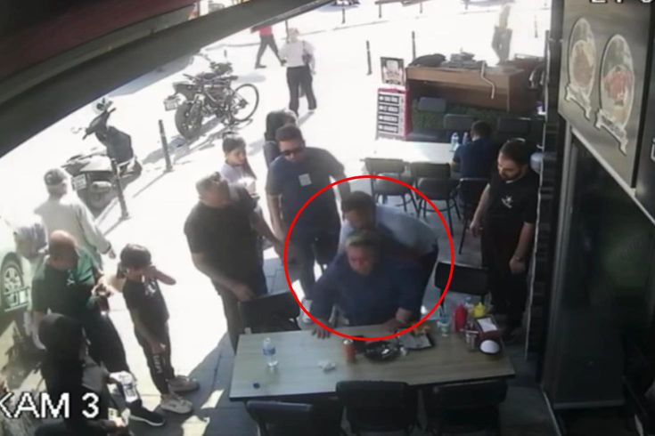 Polisin Heimlich manevrası kadının hayatını kurtardı: O anlar kamerada