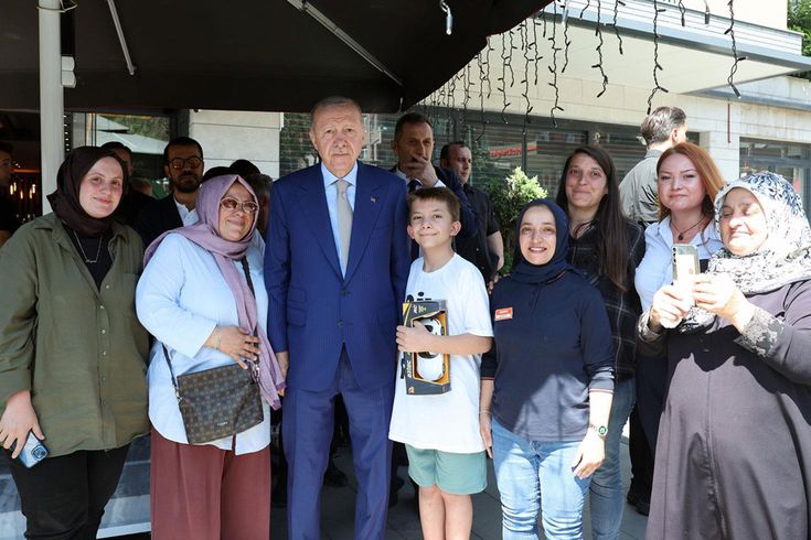 President Erdogan visited tradesmen in Uskudar.