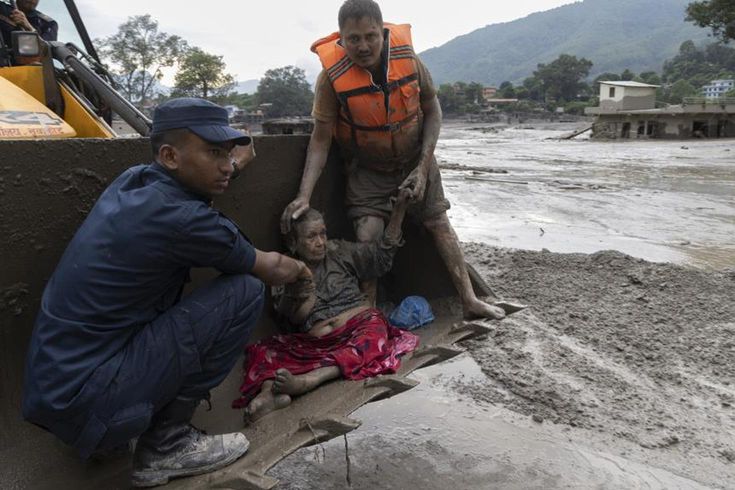 Nepal'deki selde hayatını kaybedenlerin sayısı 332'e çıktı