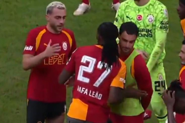 جماهير غلطة سراي تنتقد كائن أيهان الذي عبس في وجه لياو