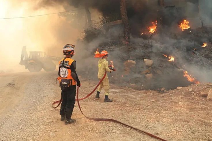 Alevler mahallelere dayanmıştı! Muğla ve Antalya'yı kavuran yangında son durum