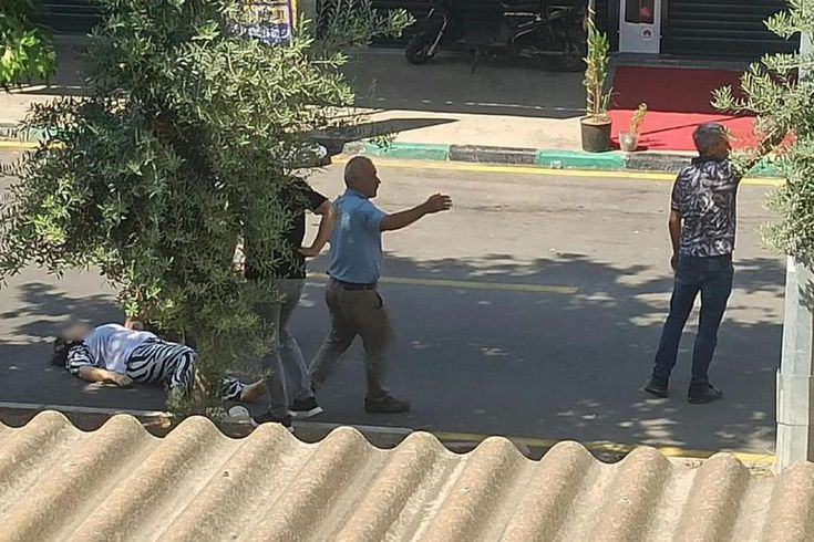 He killed his wife, from whom he was divorcing, at a distance of a hundred meters and seriously injured his sister-in-law.