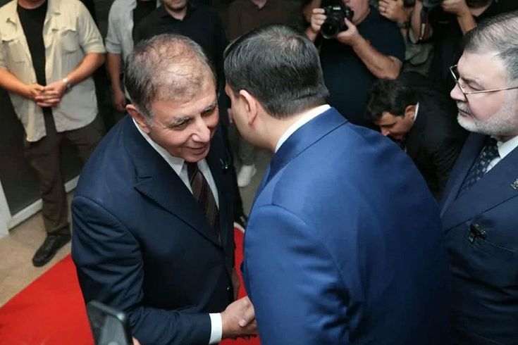 Cemil Tugay welcomed AK Party member Eyyüp Kadir İnan at the door during the opening of the Nâzım Hikmet Exhibition.