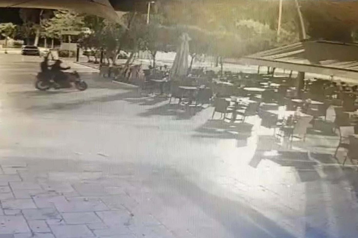 İzmir'de belediyeye ait kafeye silahlı saldırı! O anlar kamerada