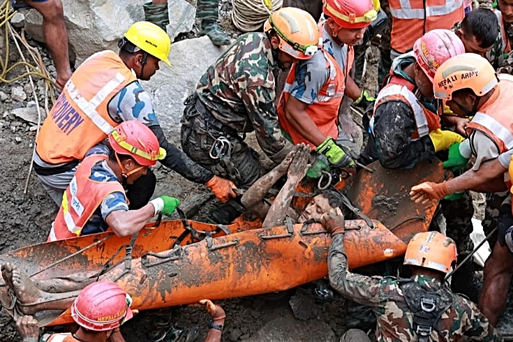 Nepal'de sel: Tünelde mahsur kalan 2 işçi 9 gün sonra kurtarıldı