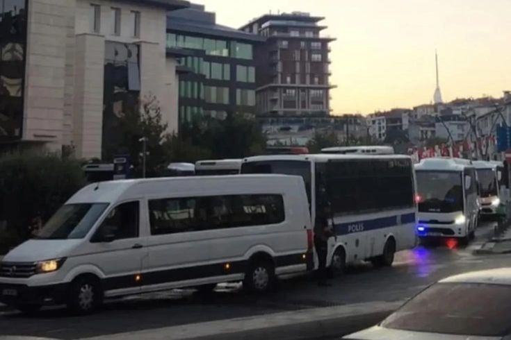 Busy hours in Uskudar before the critical election! Extensive security measures around the municipality.