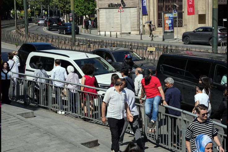 Barrier crisis in Karaköy! The solution they found to shorten the road is an invitation to death.