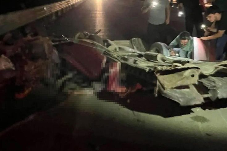A car changing lanes collided with a pickup truck! Husband and wife lost their lives.