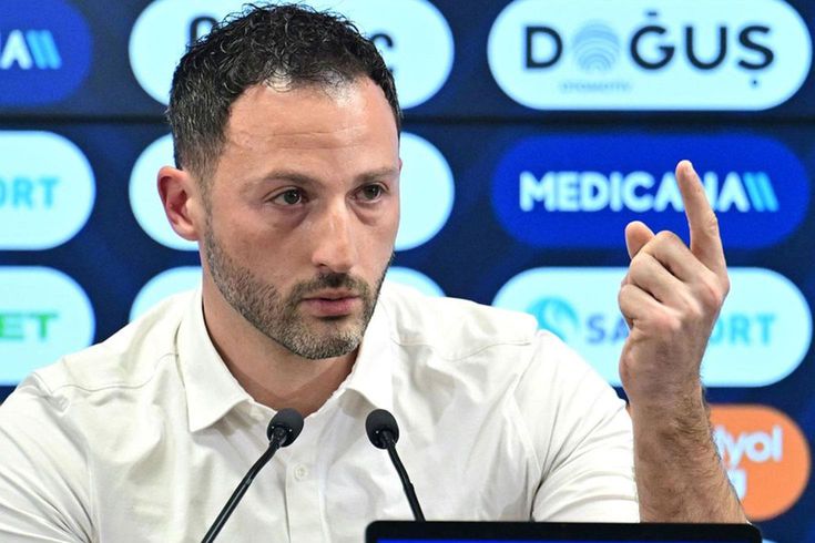 Tedesco is not smiling! No wins in 3 matches, and on top of that, a red card.