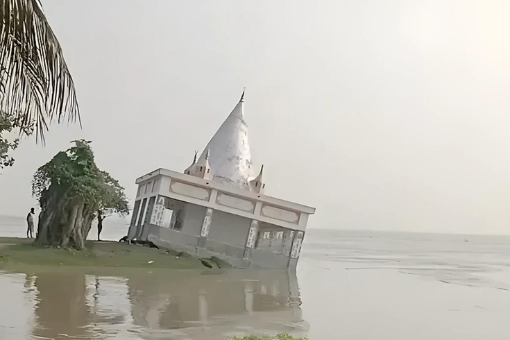 Hindistan’da 72 yıllık tapınak Ganj Nehri’ne çöktü