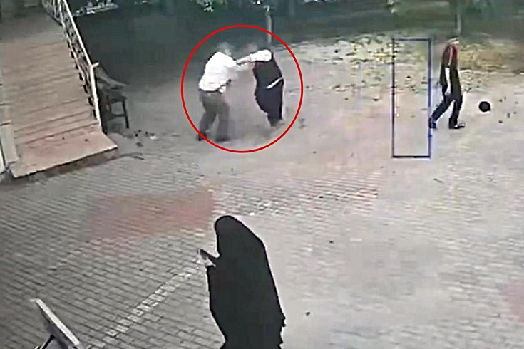 İmam ve müezzin cami kapısında tekme tokat kavga etti