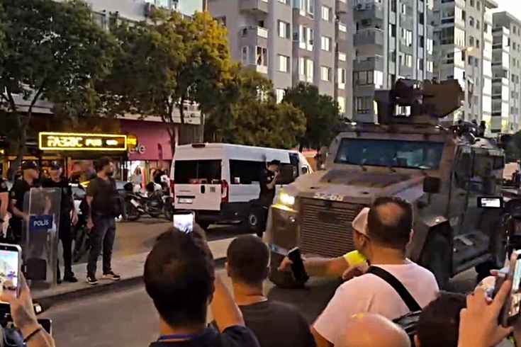 İzmir'de sıcak saatler! Banka şubesine silahlı soygun girişimi