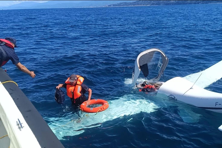 Denize acil iniş yapan uçaktaki 2 kişi böyle kurtarıldı: Nefes kesen anlar kamerada