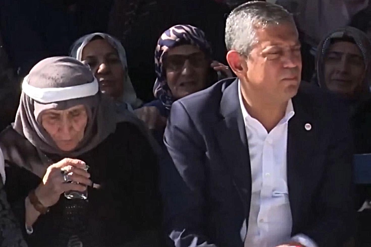 Vatandaş okuyup üflediği suyu Özgür Özel'e içirdi