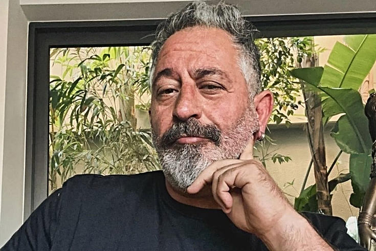 Cem Yılmaz, baston kullanmaya başladı